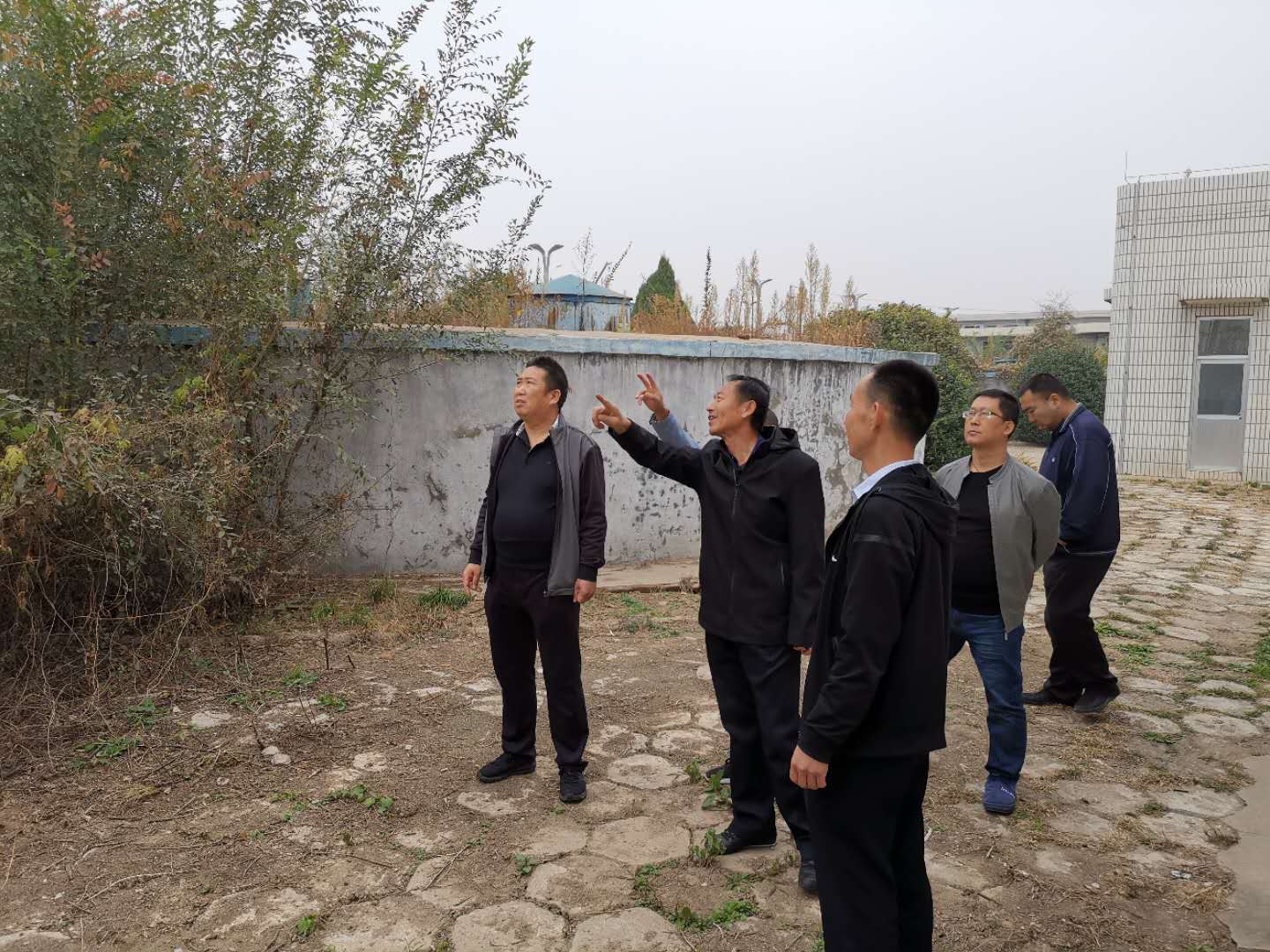 公司總經(jīng)理王建人在供水、污水生產(chǎn)一線開展風(fēng)險隱患排查 (1).jpg