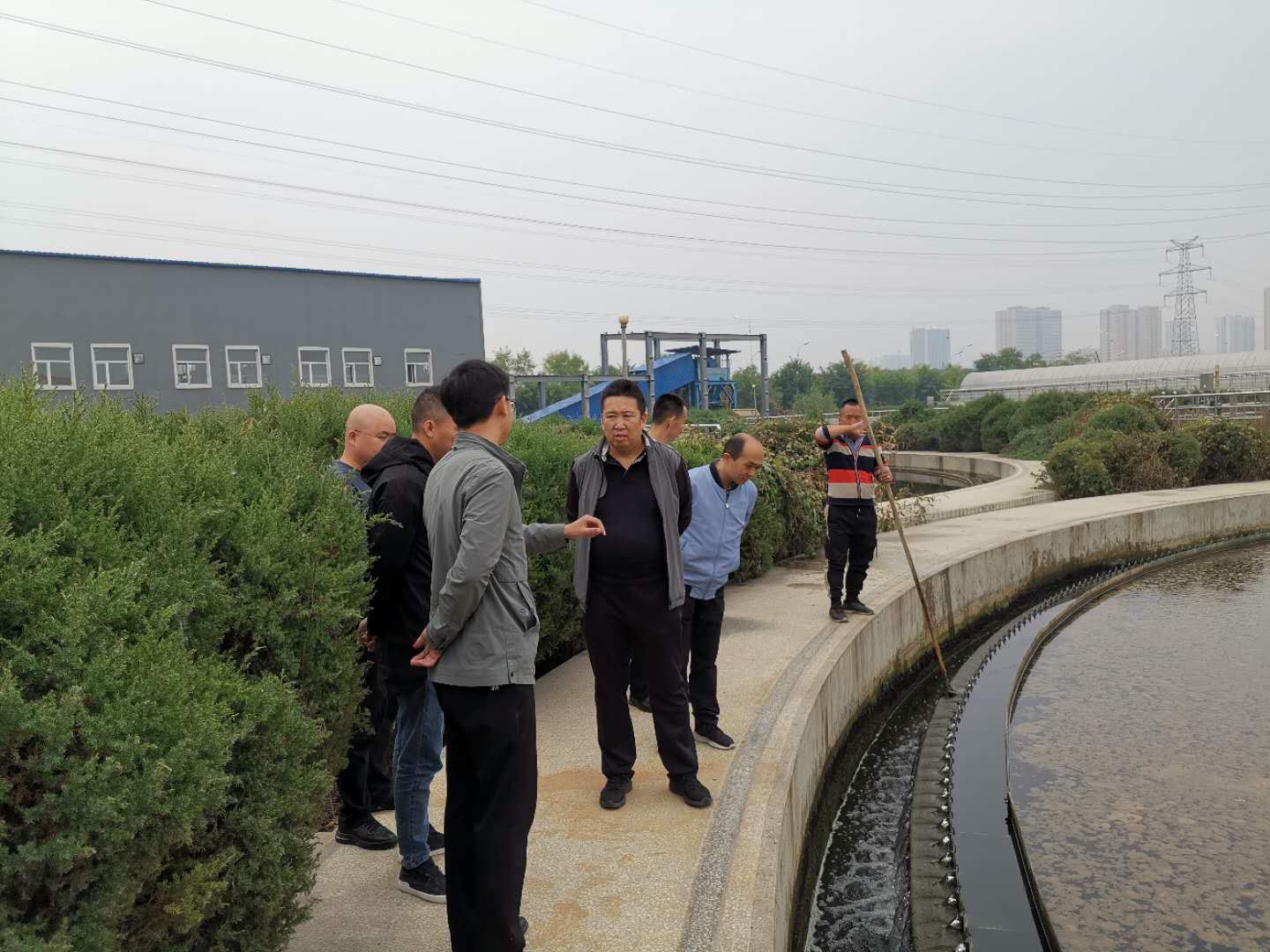 公司總經(jīng)理王建人在供水、污水生產(chǎn)一線開展風(fēng)險隱患排查 (2).jpg